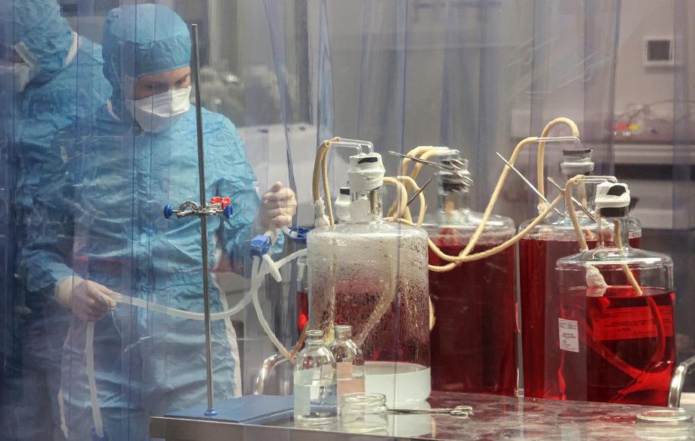 Сотрудники ФНЦ имени Чумакова во время испытания компонентов для последующего производства вакцины. Фото: РИА Новости