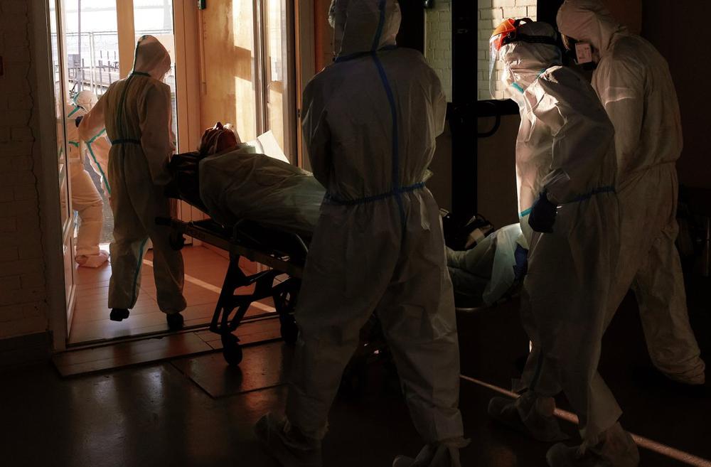 Госпитализация пациента с коронавирусом в павильон «Ленэкспо», переоборудованный под ковид-госпиталь. Фото: РИА Новости