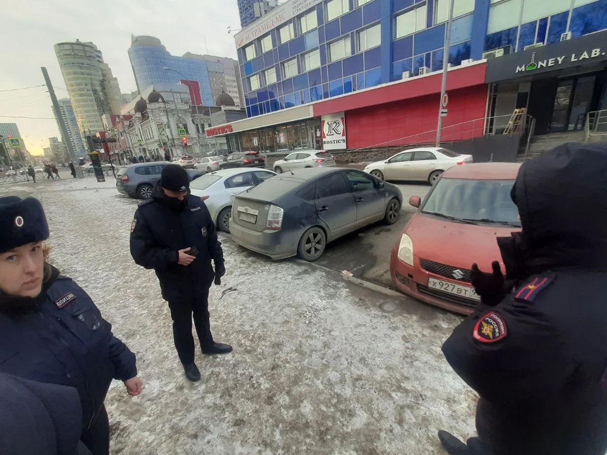 Полицейские, которые задержали Постникова. Фото: тг- канал Владислава Постникова