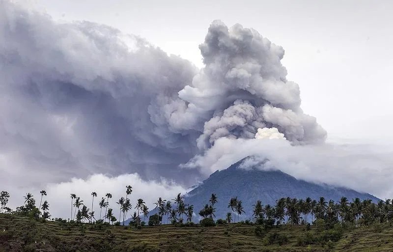 Извержение вулкана Агунг. Фото: Константин Трубавин / Коммерсантъ