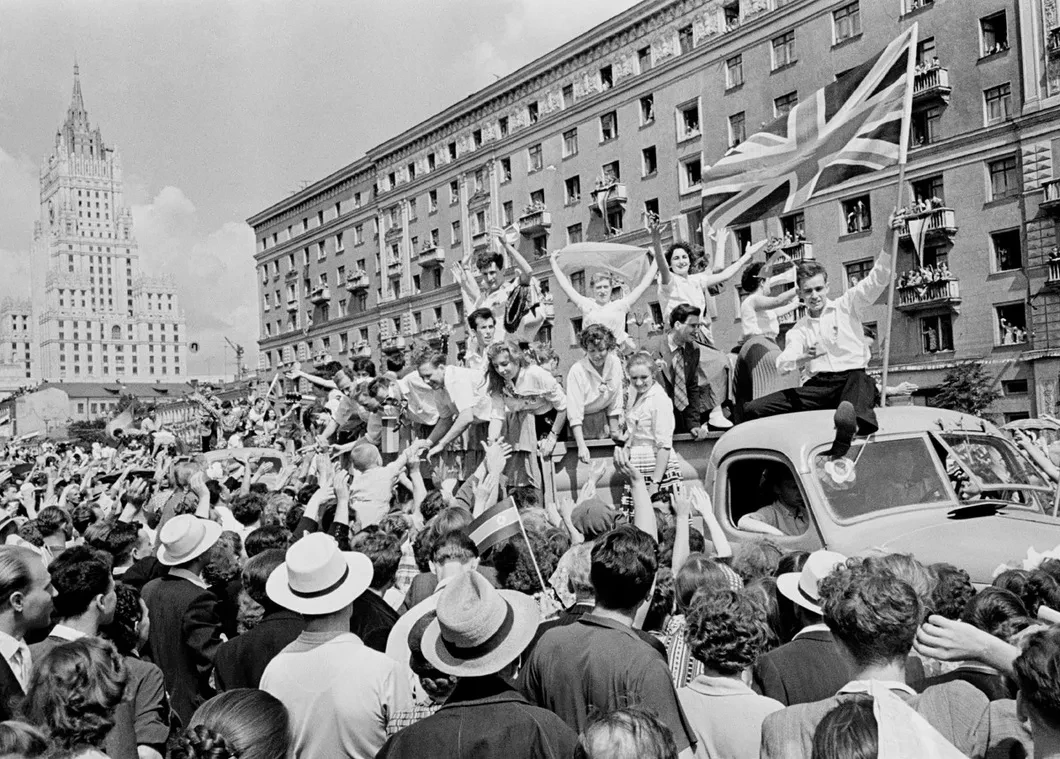 Фестиваль молодежи и студентов в москве 1957. 1957 - Vi Всемирный фестиваль молодежи и студентов в Москве.. Международный фестиваль молодежи и студентов в Москве 1957. Фестиваль молодежи в СССР 1957. Всемирный фестиваль молодёжи и студентов 1957 г.