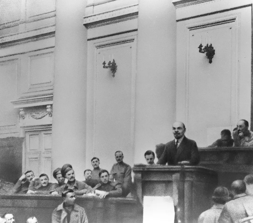 Ленин выступает в зале заседаний Таврического дворца. Петроград, апрель 1917 года. Фотограф Евгений Волков. Источник: РИА Новости