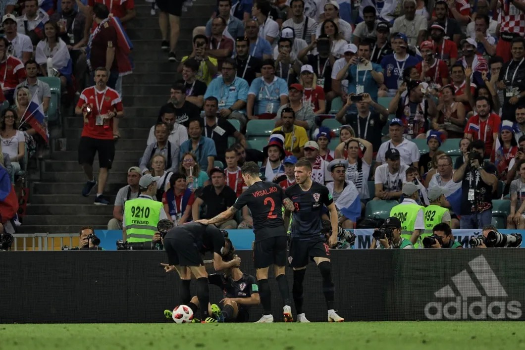 Хорватские футболисты празднуют свой гол. 1:1. Фото: Влад Докшин / «Новая газета»