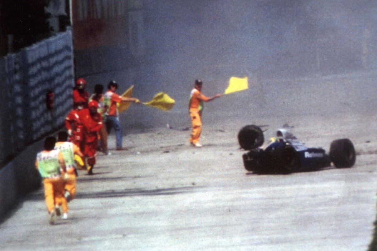 1 мая 1994 года. Авария во время гонок Формулы 1 в Сан-Марино, в результате которой погиб Айртон Сенна. Фото: AP / TASS