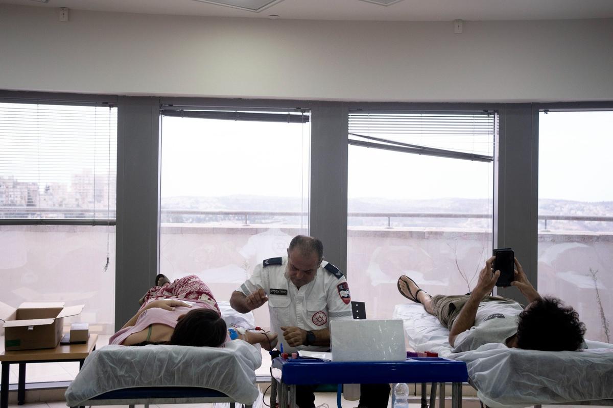Жители Израиля сдают донорскую кровь для пострадавших в результате атаки ХАМАС. Фото: AP / TASS