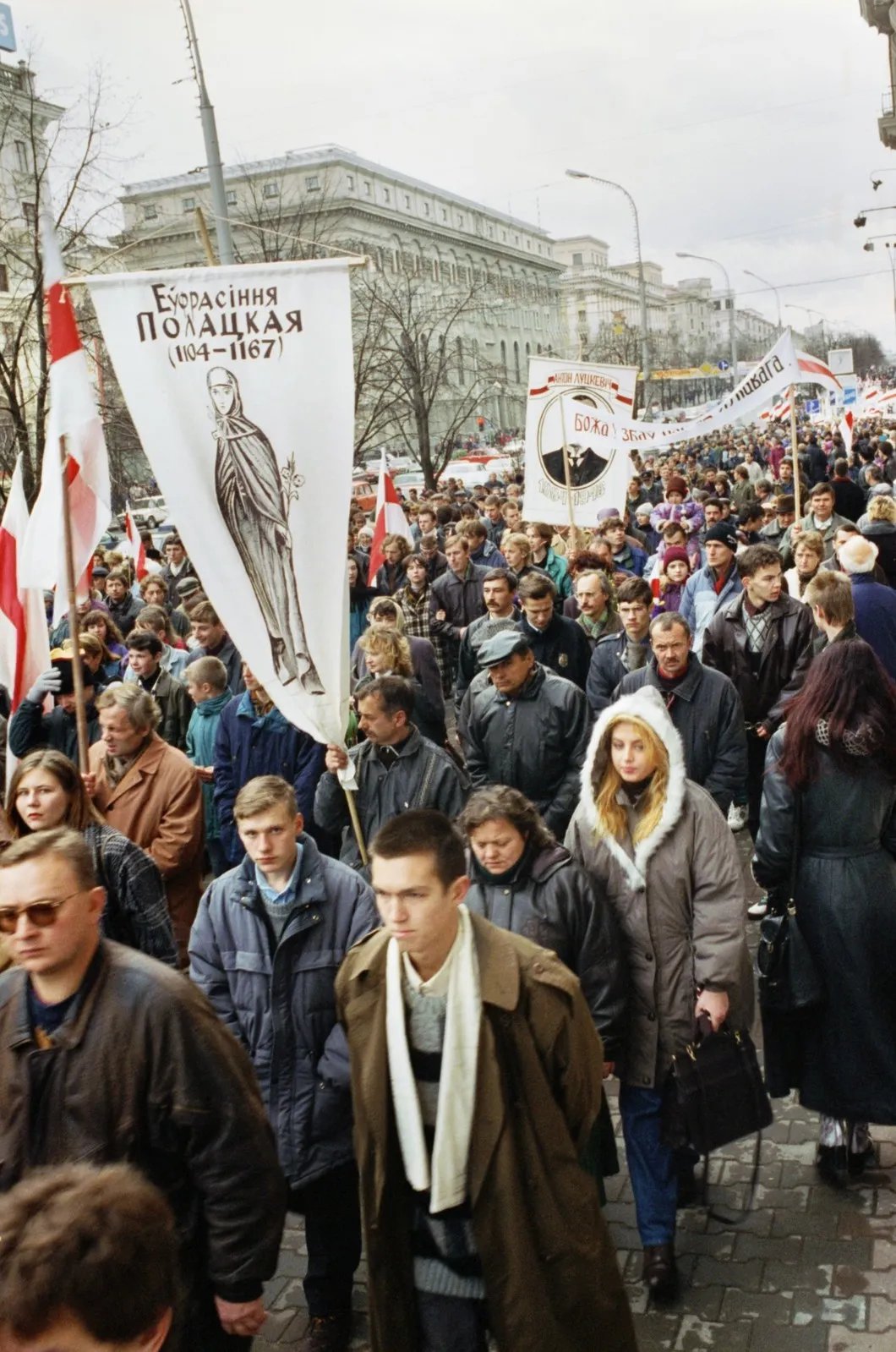 Минск. 2 ноября 1996 г. Участники шествия в честь Дня памяти предков на одной из улиц города. Фото: Виктор Толочко / ТАСС