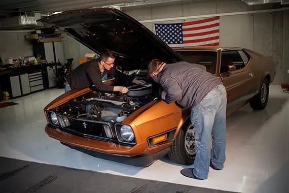 Хобби Кшиштофа — реставрация старых американских машин. Фото: Анна Артемьева / «Новая газета»