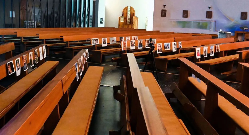Во время пандемии коронавируса церковные службы перешли в онлайн. На пустых скамьях — фотографии прихожан. Фото: EPA