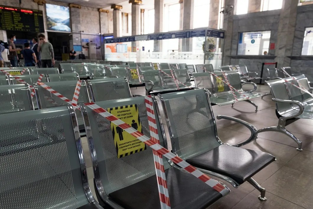 Кресла в зале ожидания железнодорожного вокзала в Алма-Ате. Фото: РИА Новости