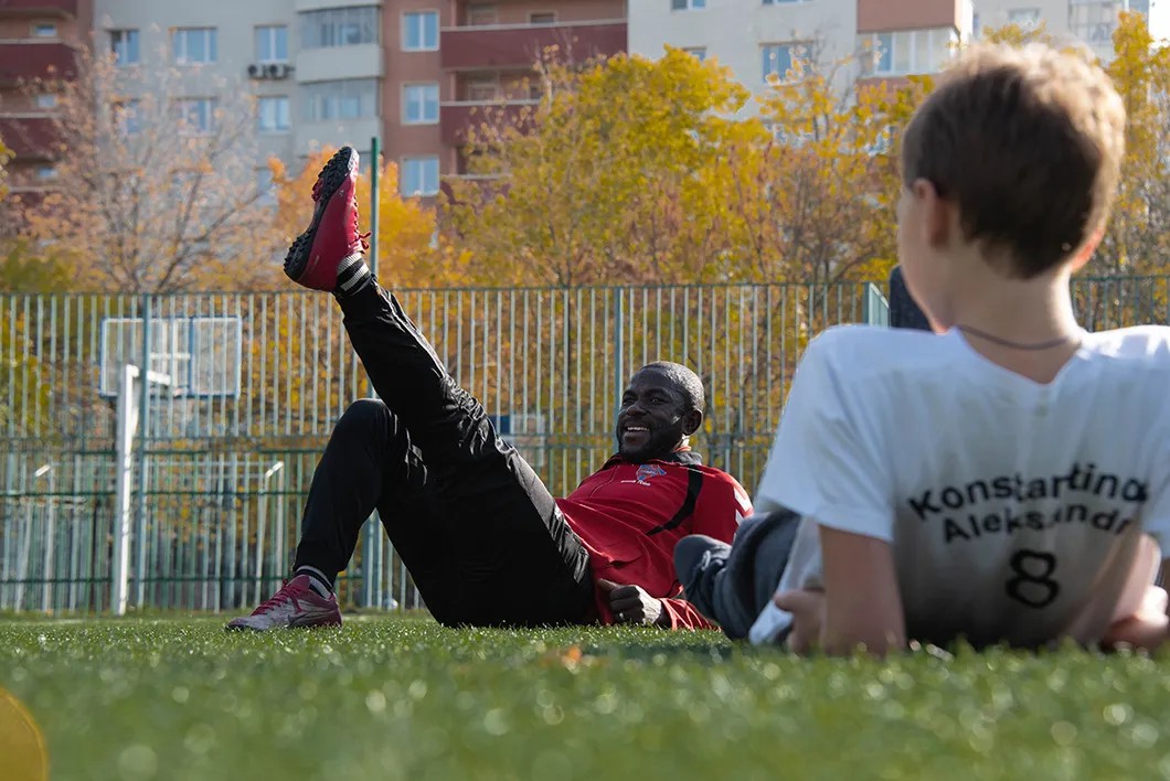 Траоре Каджале на тренировках разминается и играет вместе со своими учениками. Фото: Виктория Одиссонова / «Новая газета»