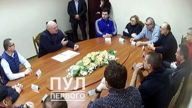 Лукашенко на «переговорах» с политзеками в СИЗО КГБ. Фото: «Пул первого»