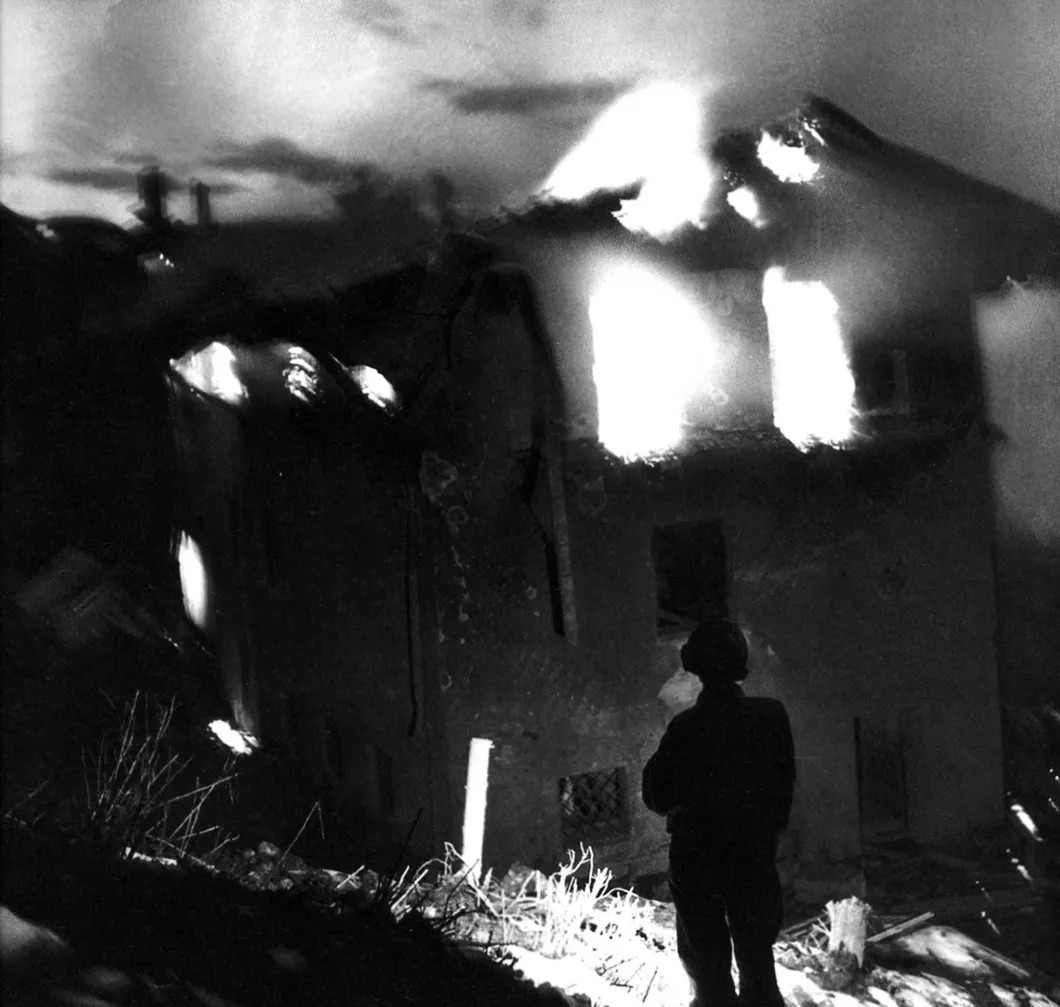 Американский солдат смотрит на горящее здание бывшей резиденции Гитлера «Бергхоф», 1945 год. Фото: Lee Miller