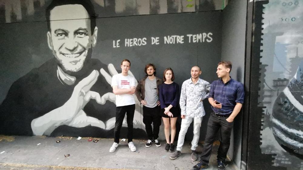Русские студенты на фоне граффити с Навальным в Женеве. Фото: Юрий Сафронов / «Новая газета»