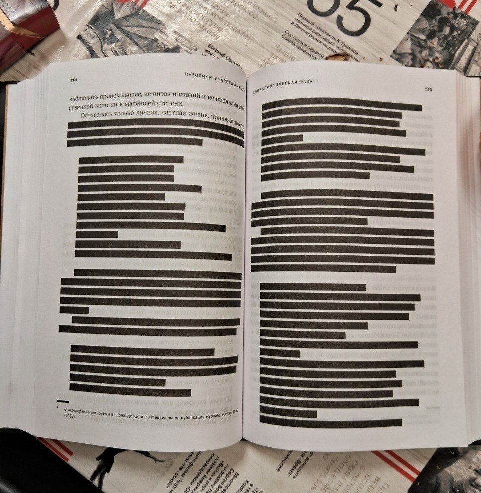 Биография «Пазолини. Умереть за идеи» Роберто Карнеро с закрашенными черным страницами. Фото: соцсети