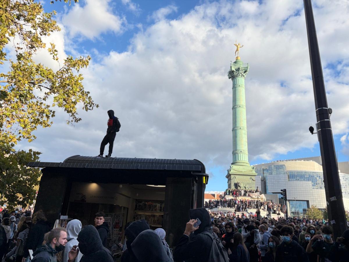Участники массовой демонстрации заполнили площадь Бастилии. Фото: Юрий Сафронов / «Новая газета»