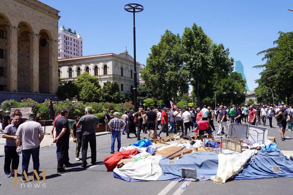 После разгрома акции ЛГБТ в Тбилиси на улице Руставели. Фото: Давид Пипиа / Jam News