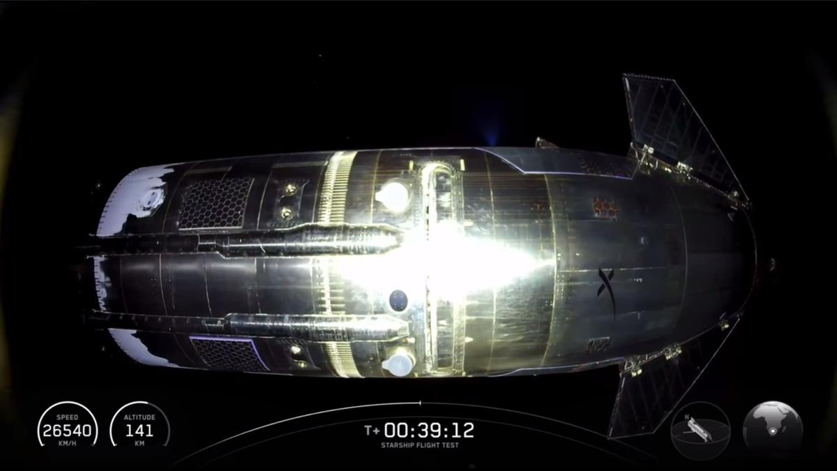 Вид на Starship из космоса, с камеры одного из спутников Starlink. Кадо из трансляции SpaceX