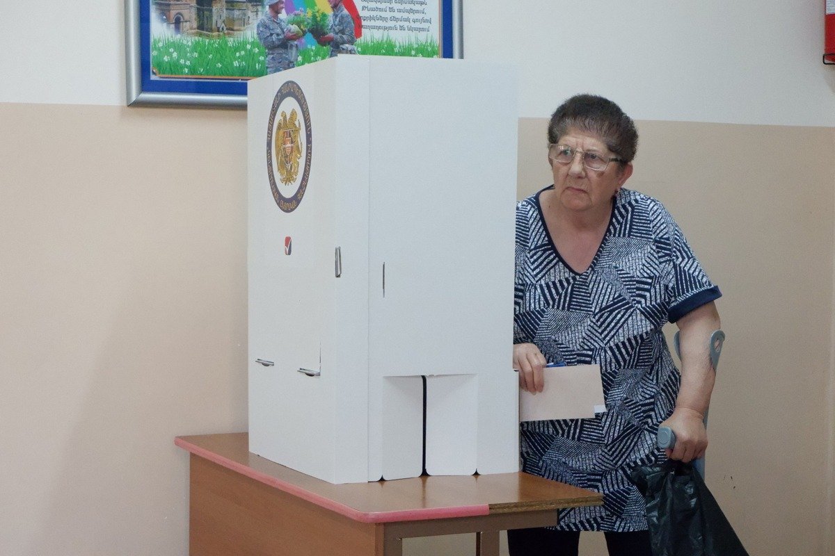 Избирательный участок 4/19 в Ереване. Фото автора