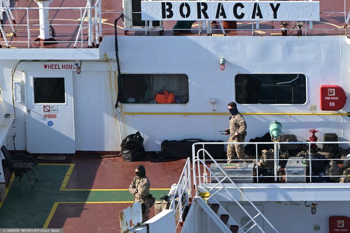 Французские солдаты на борту танкера. Фото: DAMIEN MEYER/ AFP / East News