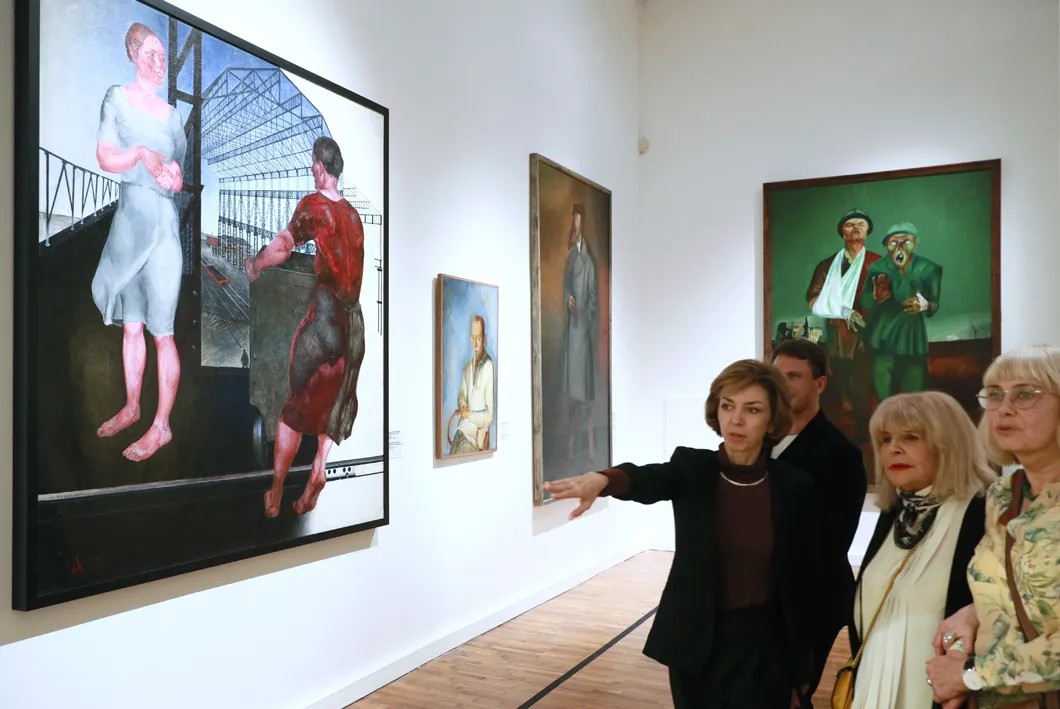 Куратор Любовь Пчелкина рассказывает о выставке. Фото: РИА Новости