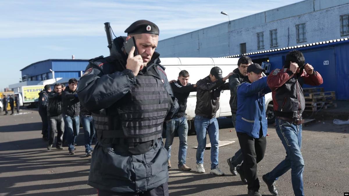 Рутинный рейд по проверке документов у мигрантов. Фото: gdb.rferl.org