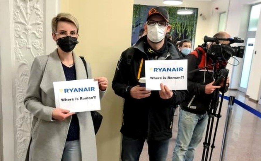 Активисты встречают самолет компании Ryaniar в аэропорту Вильнюса. Фото: Reuters