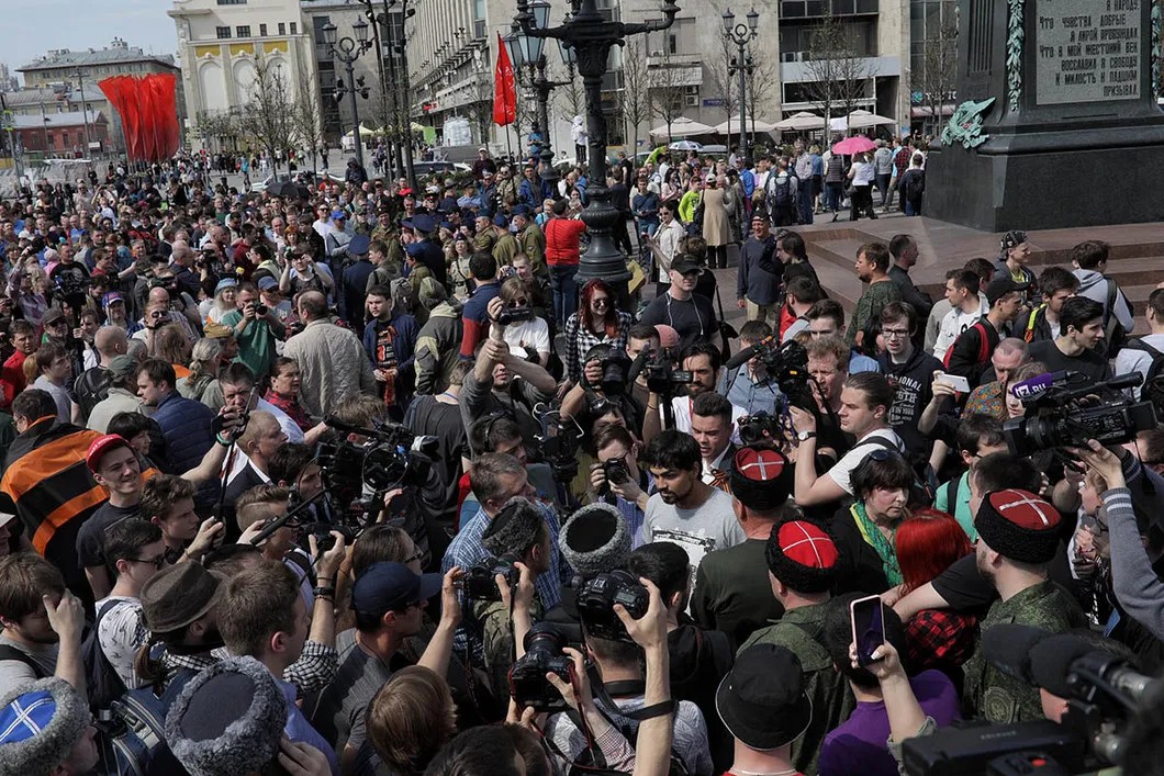 Начало митинга. Протестующие спорили с членами «НОДа». Фото: Влад Докшин / «Новая газета»
