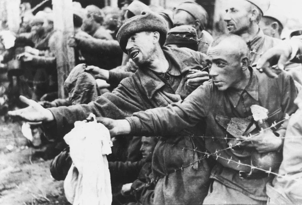 Советские военнопленные предлагают свои вещи в обмен на хлеб, 1941 г. Фото из книги П.Поляна «Жертвы двух диктатур»