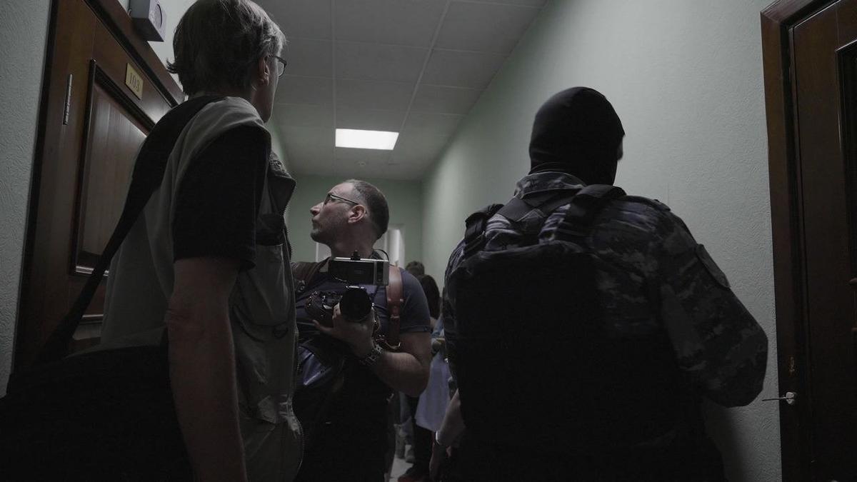 В коридоре окружного военного суда. Фото: Влад Шкуренко / «Новая газета»