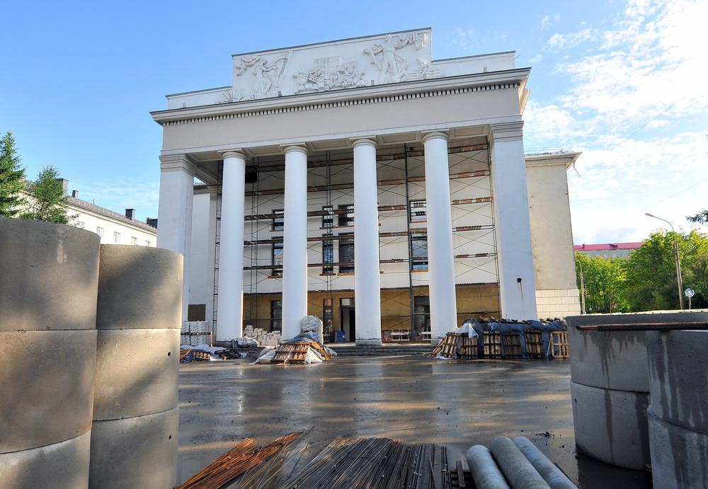 Мурманский областной драматический театр во время реконструкции. Фото: Лев Федосеев / ТАСС