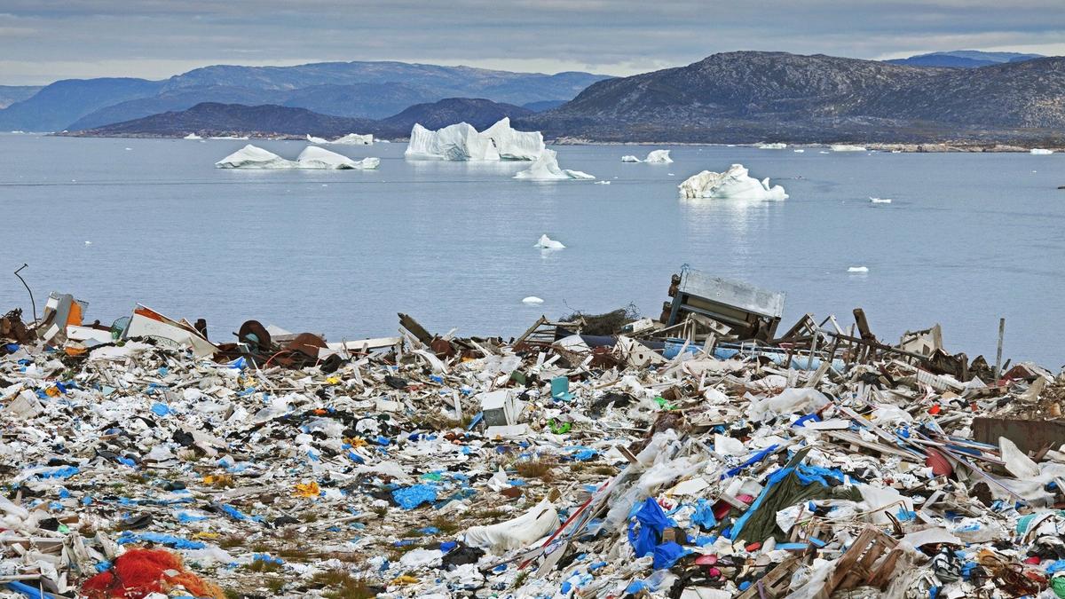 Скована льдами и микропластиком