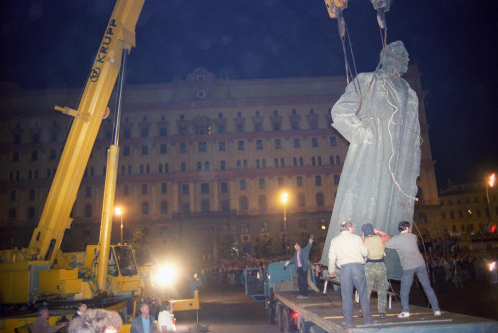 Демонтаж памятника Дзержинскому в ночь на 23 августа 1991 года после неудавшегося государственного переворота членами ГКЧП. Фото: РИА Новости