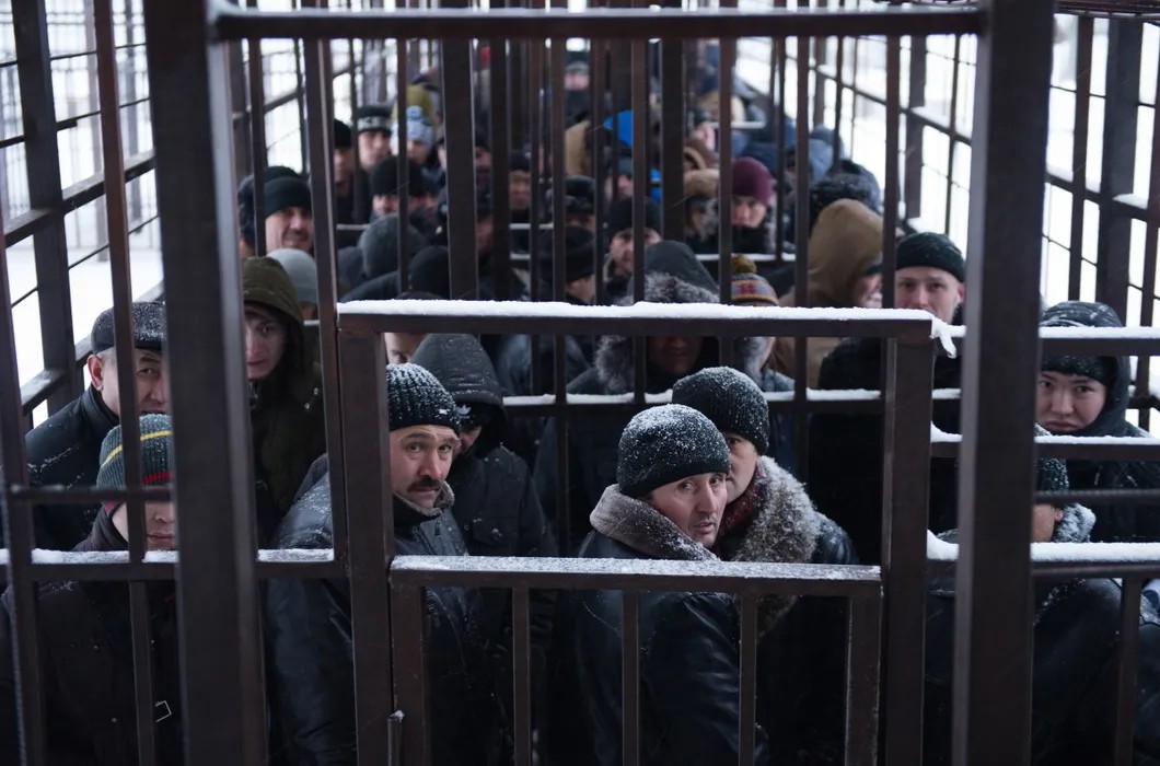Мигранты из стран ближнего зарубежья стоят в очереди в одном из отделений УФМС по Москве. Фото: РИА Новости