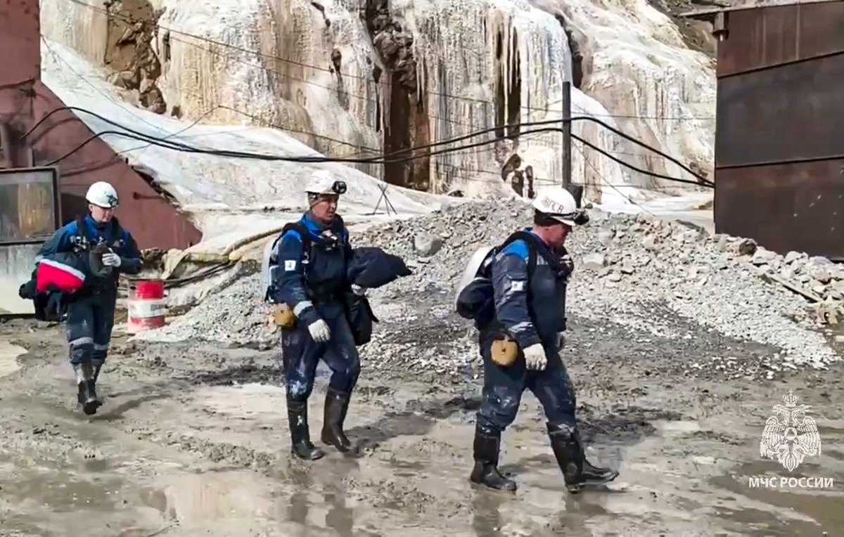 Поисково-спасательные работы на руднике «Пионер». Фото: МЧС России / ТАСС