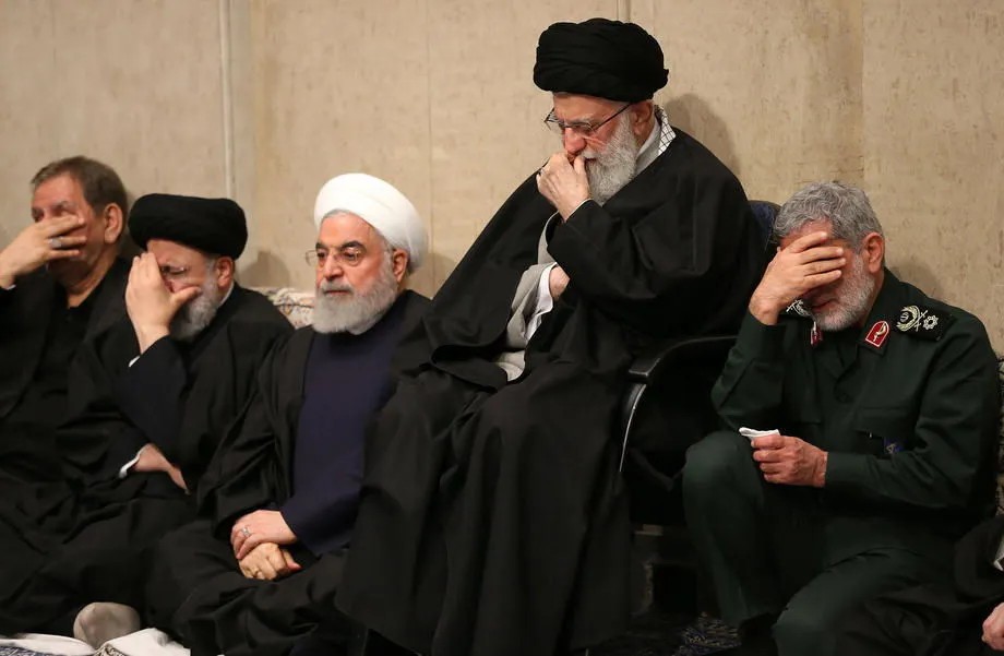 Руководство Ирана на похоронах генерала Касема Сулеймани. Третий слева — президент Ирана Хасан Рухани, справа от него — аятолла Али Хоменеи, справа от него — новый руководитель спецназа «Кудс», заступивший на должность после убийства Сулеймани американцами. Фото: Reuters