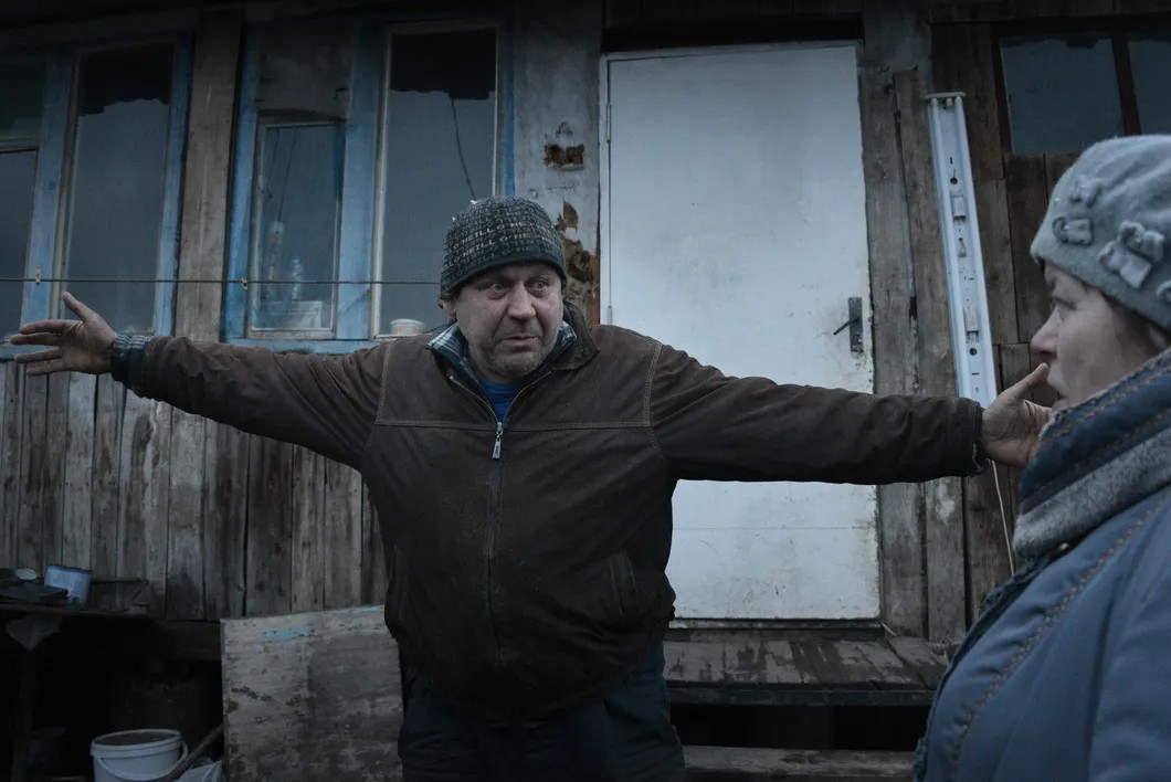 Местный житель Андрей Родичев рассказывает о волке, месяц назад напавшем на овец. Фото: Виктория Одиссонова / «Новая газета»