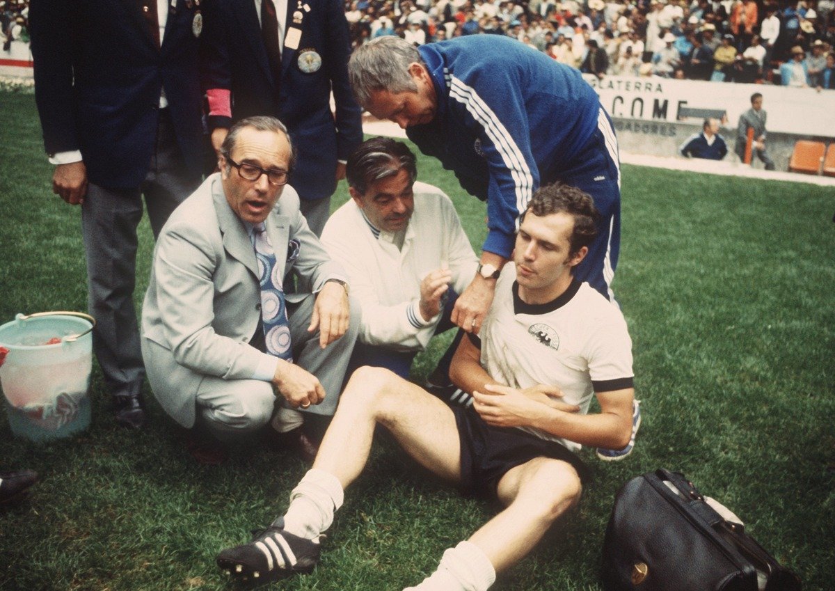 Францу Беккенбауэру оказывают медицинскую помощь на чемпионате мира в Мексике, в полуфинале против итальянцев, 1970 г. Фото: picture-alliance / dpa