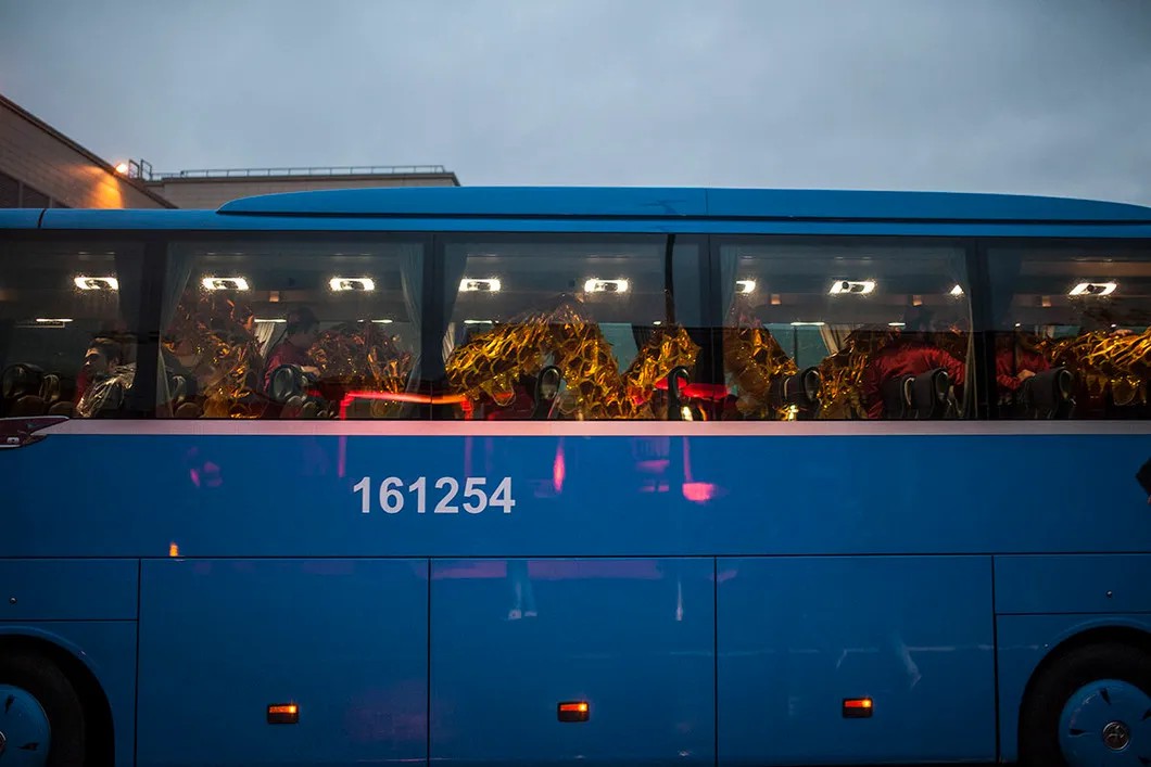 Автобус с актерами и драконом. Фото: Влад Докшин / «Новая газета»