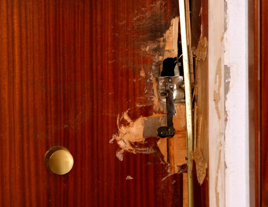 Фрагмент двери после штурма апартаментов, где находились подозреваемые по самому крупномасштабному делу о «русской мафии за рубежом», 2010 год, Барселона. Фото: EPA