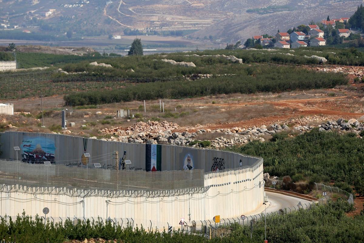 Ливан. Вид из деревни Одайсе на стену, возведенную Израилем вдоль границы с Ливаном. Фото: dpa / picture-alliance / ТАСС