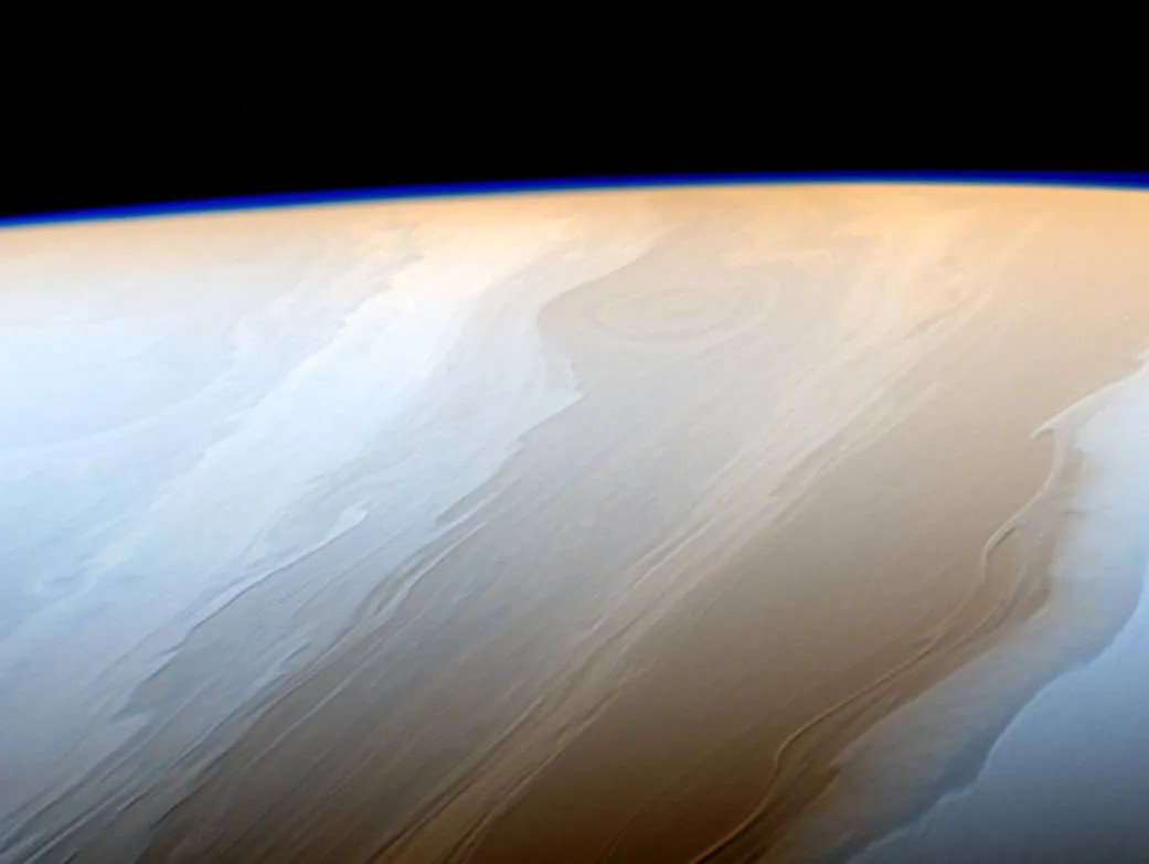 Облака над Сатурном. Фото: NASA/JPL-Caltech/Space Science Institute