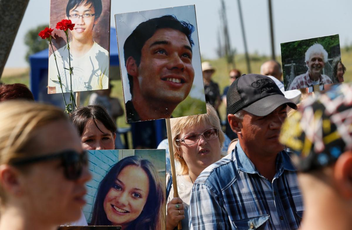 Портреты погибших пассажиров рейса MH17. Фото: ЕРА