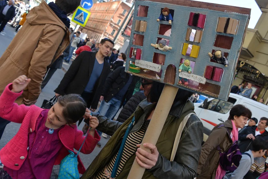 Участники митинга против реновации с кукольным домиком в виде пятиэтажки. Фото: Виктория Одиссонова/ «Новая газета»