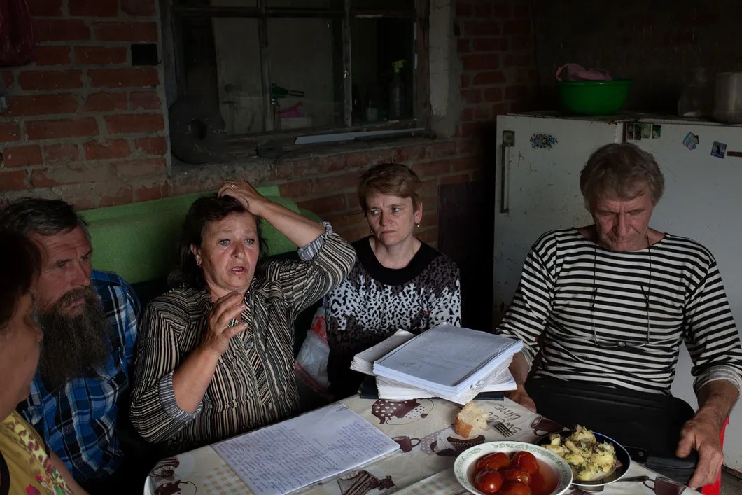 Любовь Никишова и ее соседи. Фото Анна Артемьева / «Новая газета»
