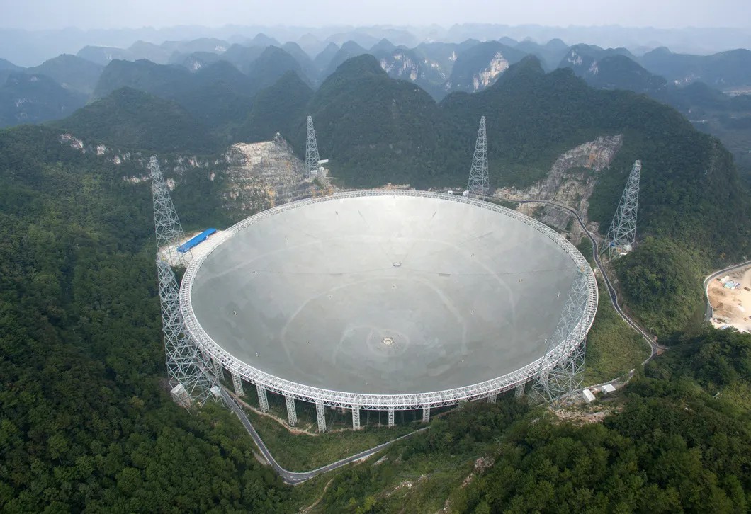 Гигантский «умный» телескоп FAST в Китае. Фото: Reuters