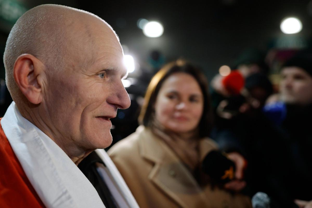 Алесь Беляцкий во время прибытия в посольство США в Вильнюсе после освобождения из тюрьмы. Фото: AP / TASS