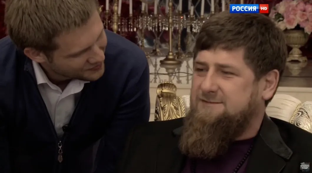 Борис Корчевников интервьюирует Рамзана Кадырова за столом. Кадр Youtube