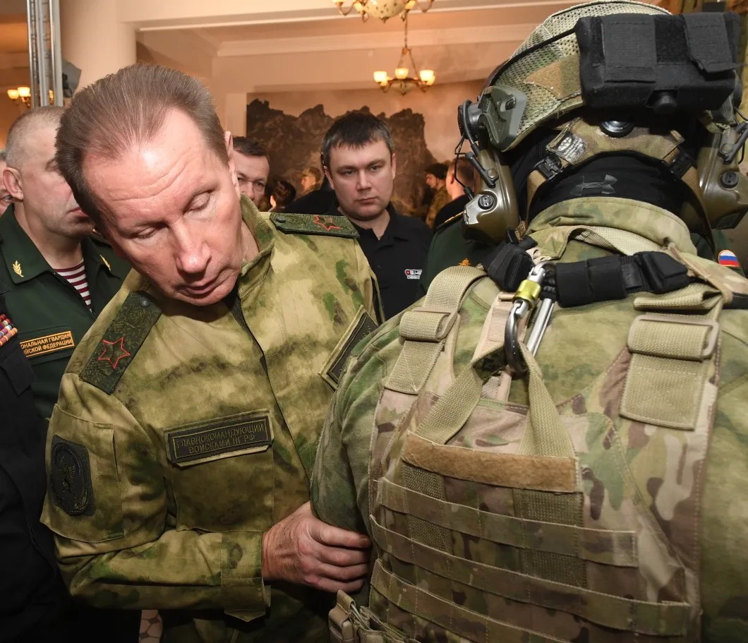 Виктор Золотов осматривает форму бойца Росгвардии. Фото: РИА Новости