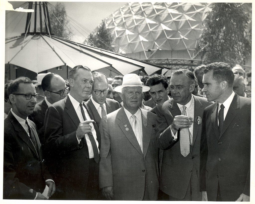 Ричард Никсон и Никита Хрущёв на Американской национальной выставке, июль 1959 г. Фото: википедия