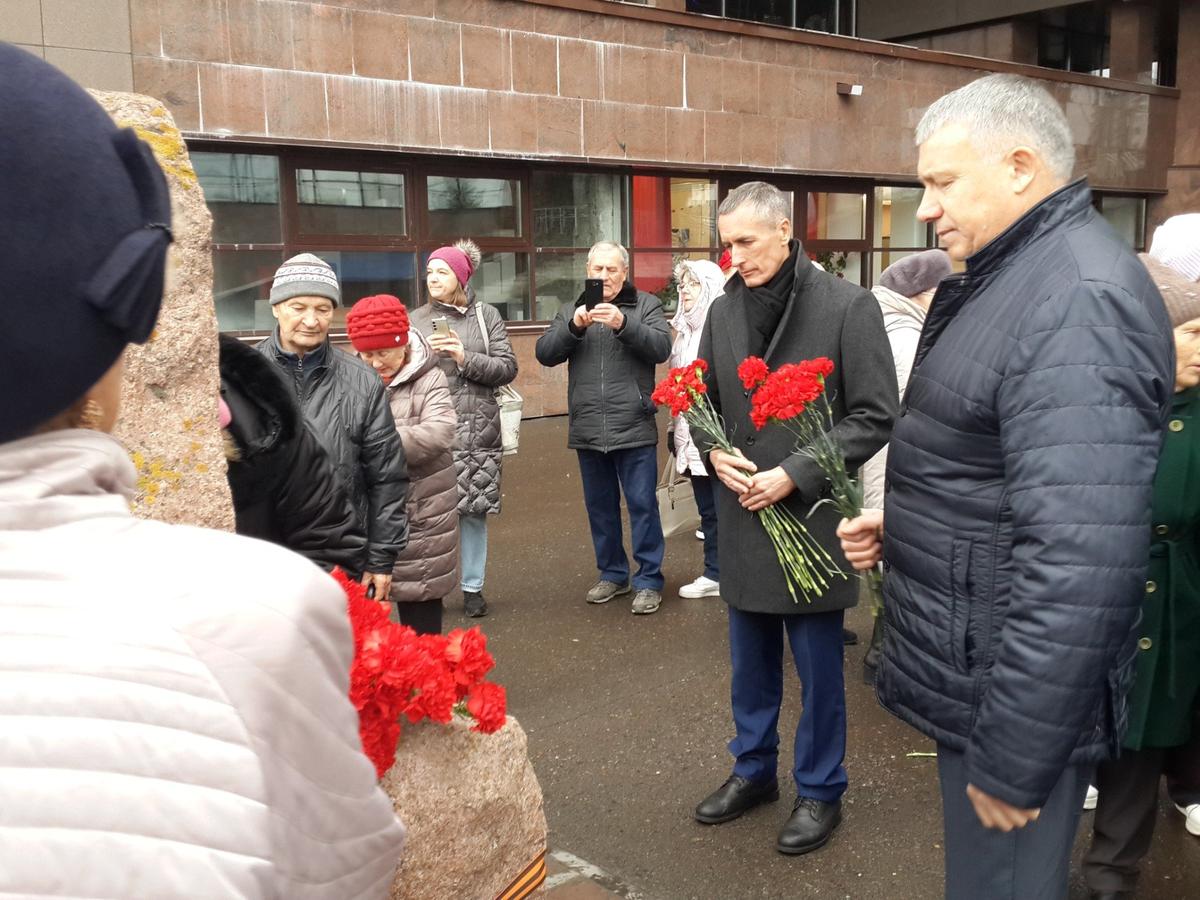 30 октября, Красноярск. У памятного камня жертвам политрепрессий. Фото: Алексей Тарасов / «Новая газета»